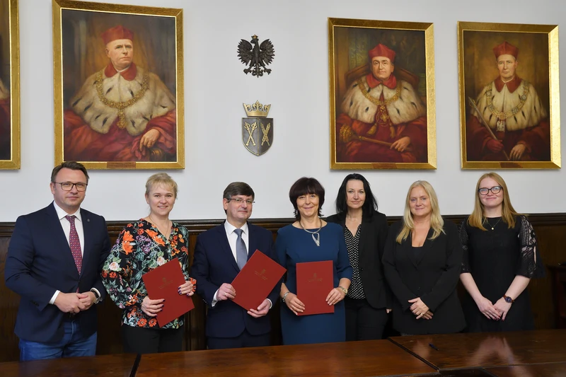 Podpisana umowa o współpracy z ZESPOŁEM SZKÓŁ EKONOMICZNO-CHEMICZNYCH W TRZEBINI