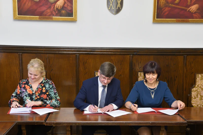 Podpisana umowa o współpracy z ZESPOŁEM SZKÓŁ EKONOMICZNO-CHEMICZNYCH W TRZEBINI